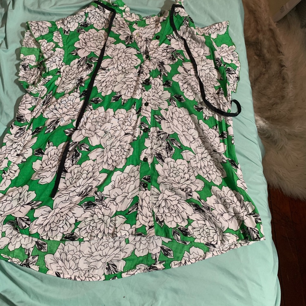 Short sleeved floral print blouse. Tie neck